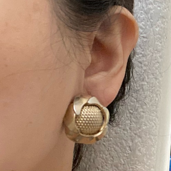 Vintage Unsigned Gold-tone Flower Button Clip On Earrings - Picture 2 of 13